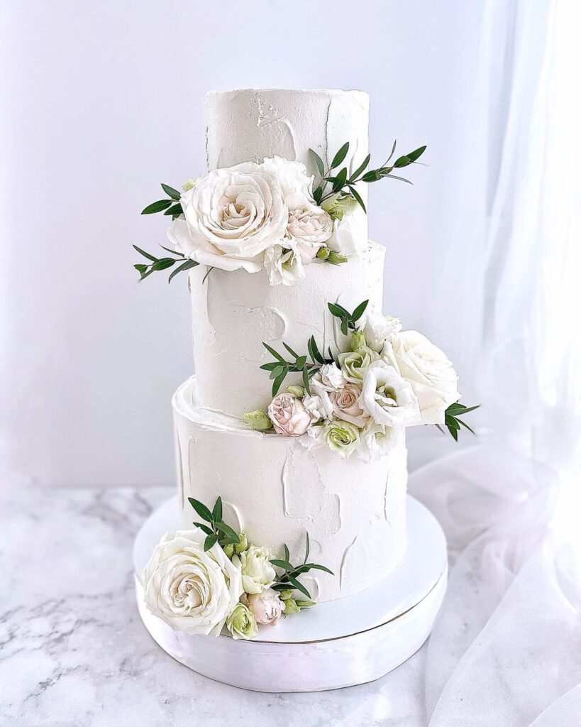 Білий триярусний весільний торт з квітами Белый трехъярусный свадебный торт