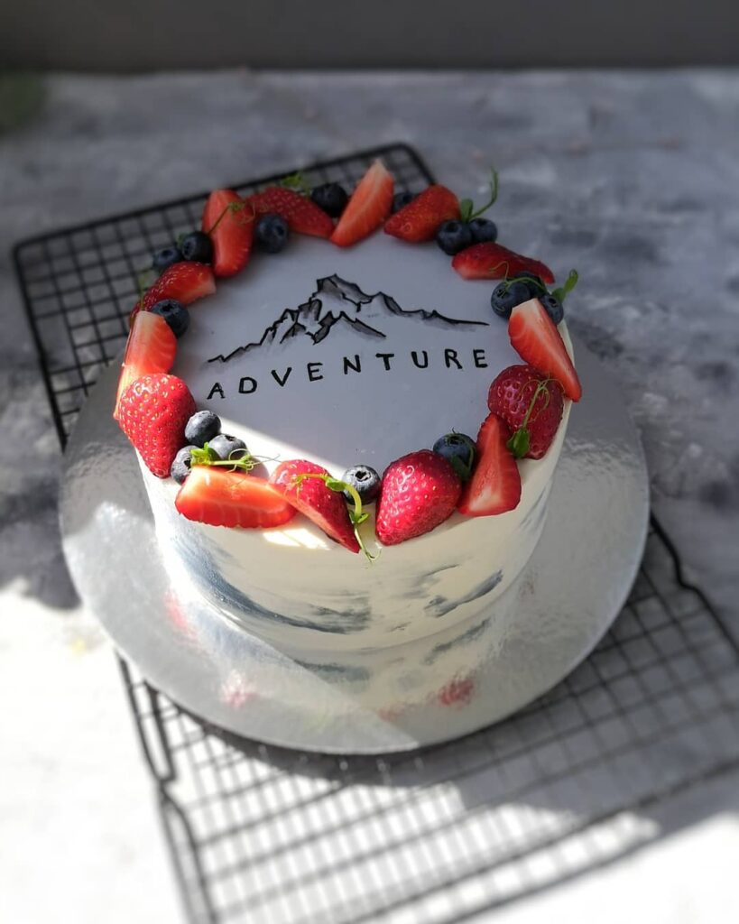 Торт без мастики прикрашений полуницею Торт без мастики украшенный клубникой