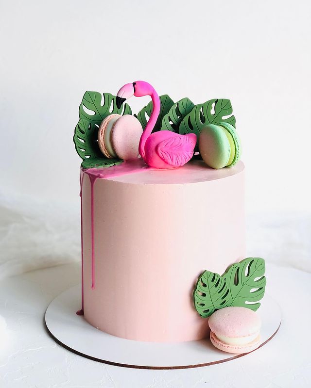 Торт покрытый розовым кремом Торт покрытый розовым кремом