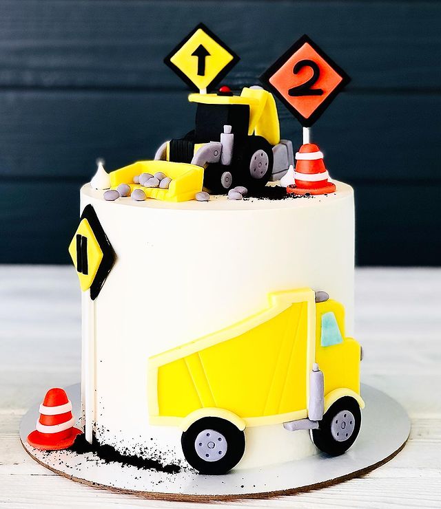 Торт із фігурками спецтехніки Торт с фигурками спец техники