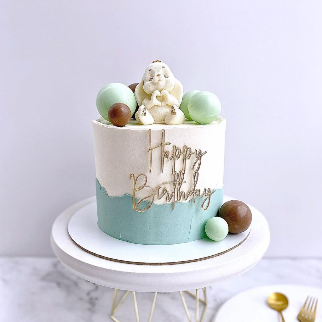 Торт з фігуркою зайчика та кульками Торт с фигуркой зайчика и шариками