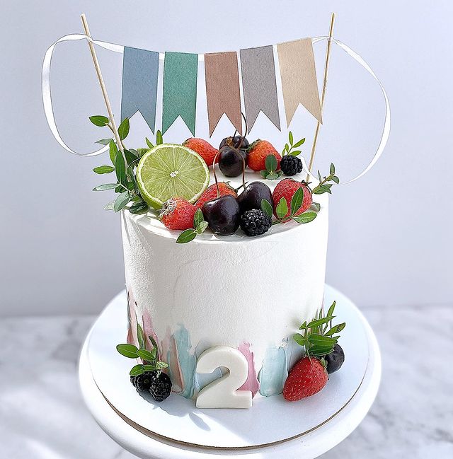 Торт на 2 года украшенный ягодами