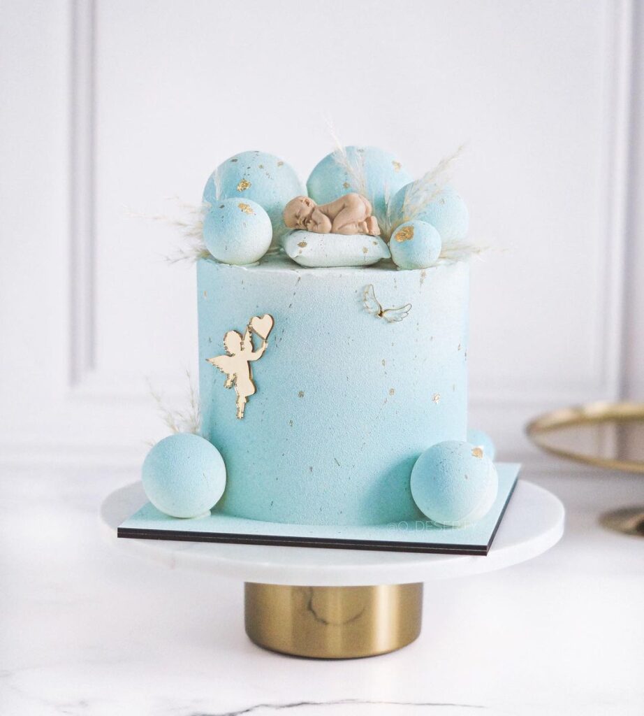 Торт для новонародженого зі їстівними кульками Торт для новорожденного со съедобными шариками