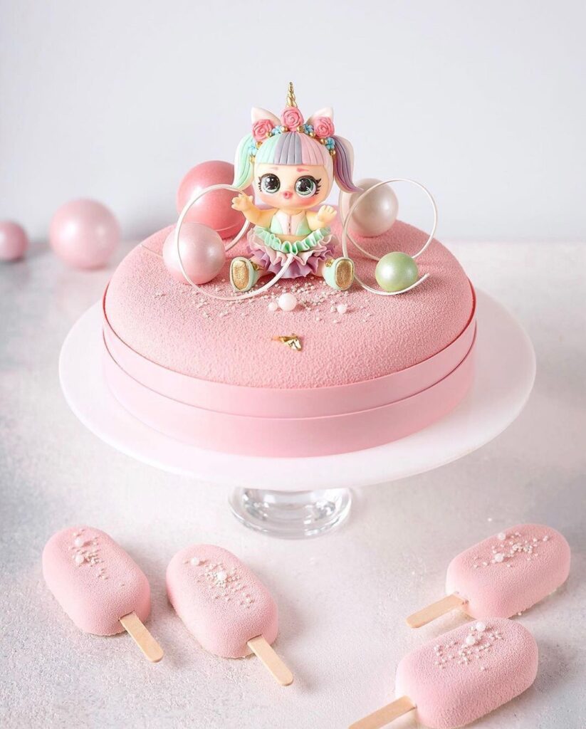 Розовый тортик с куклой для девочки