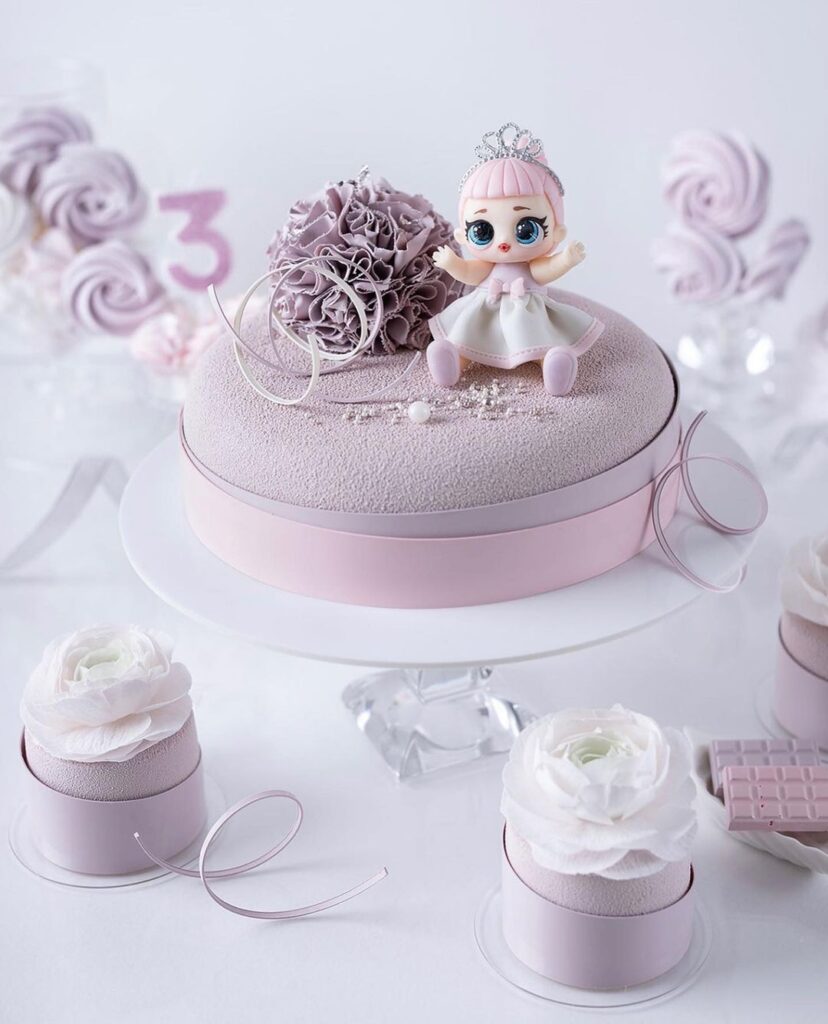 Фиолетовый тортик с куклой для девочки