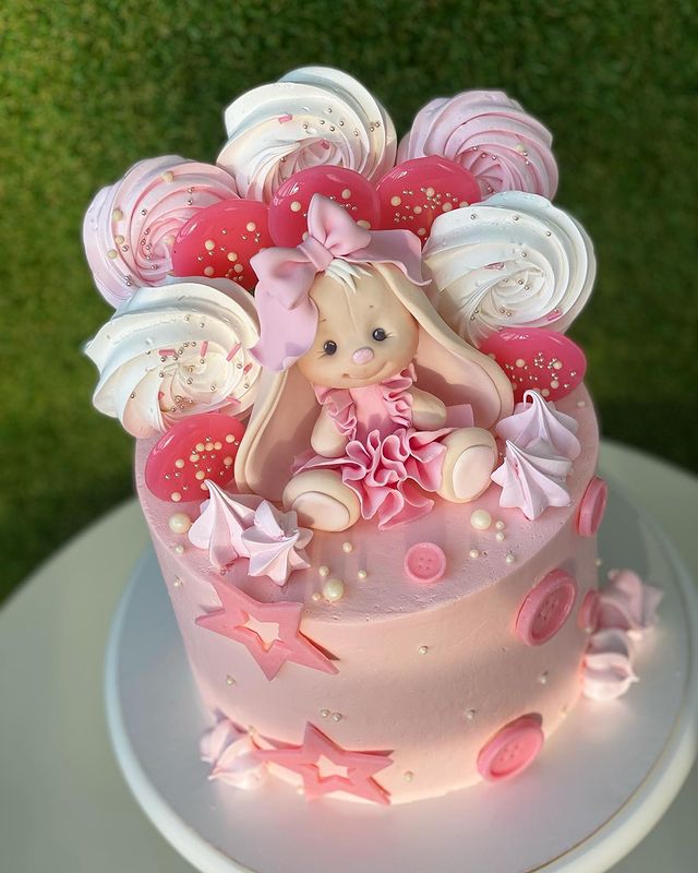 Кремовый розовый торт для девочки