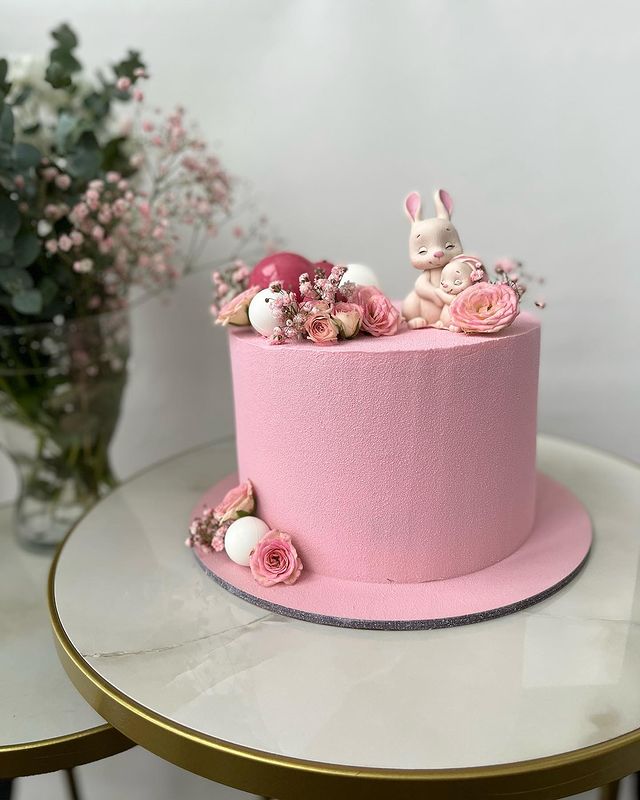 Рожевий тортик прикрашений квітами для дівчинки Розовый тортик украшенный цветами для девочки