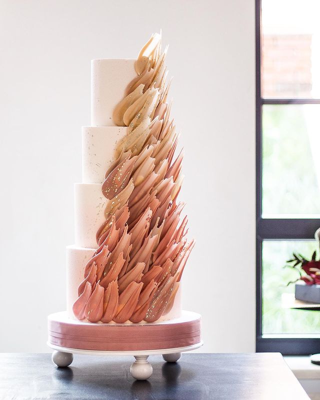 Большой свадебный торт с шоколадными перьями