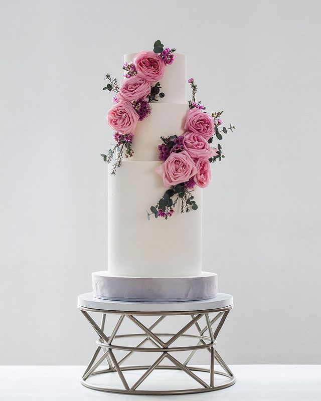 Великий весільний торт з квітами Большой свадебный торт с цветами