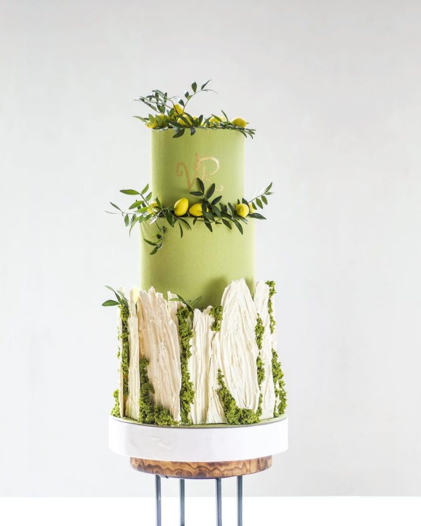 Свадебный торт украшенный лимонами