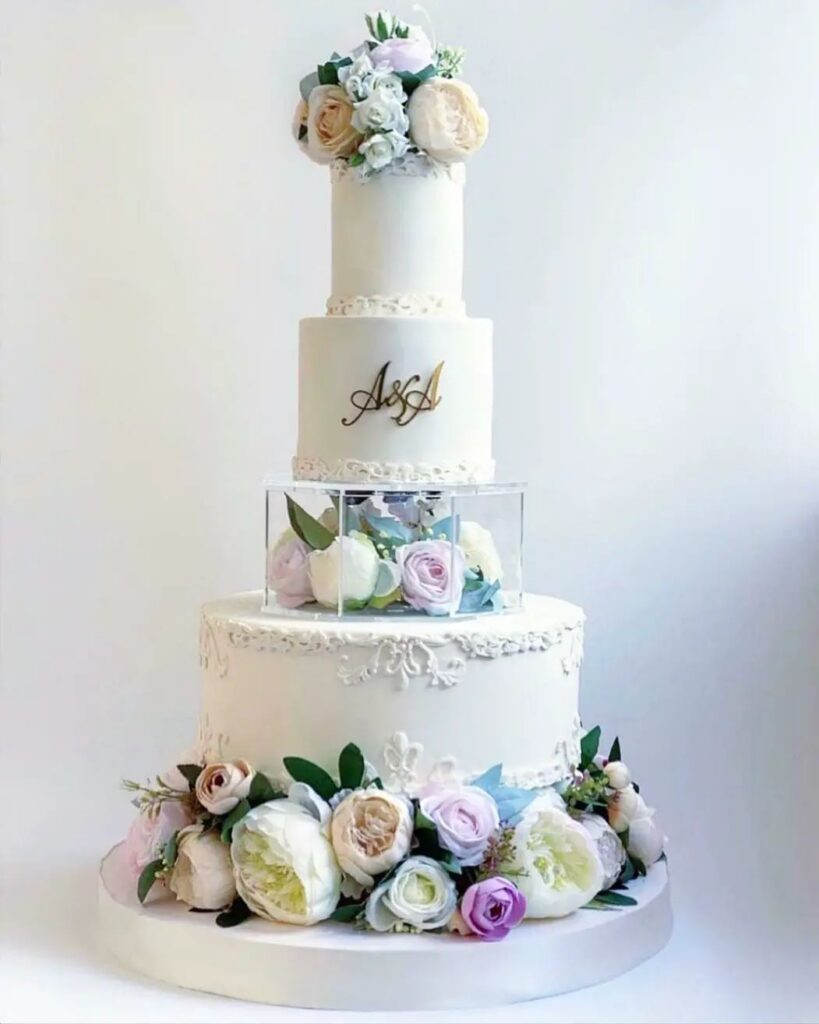Большой свадебный торт с инициалами