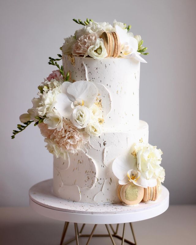 Тортик с цветами и макарунами Тортик с цветами и макарунами