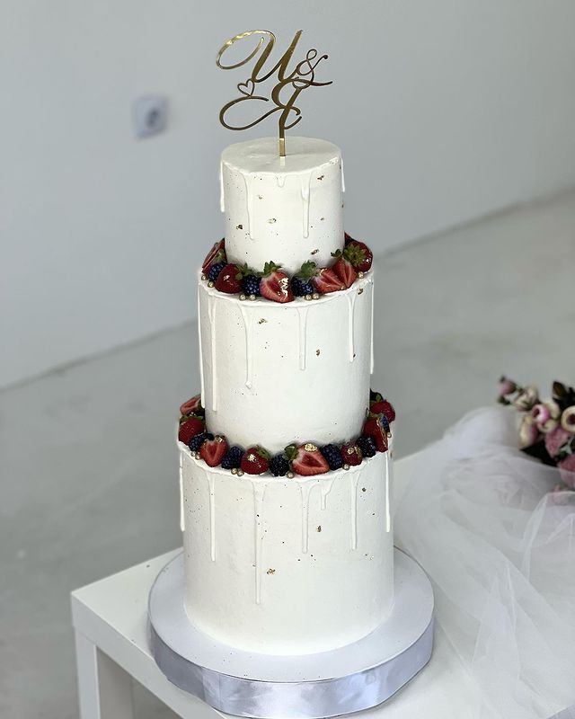 Большой свадебный торт украшенный ягодами