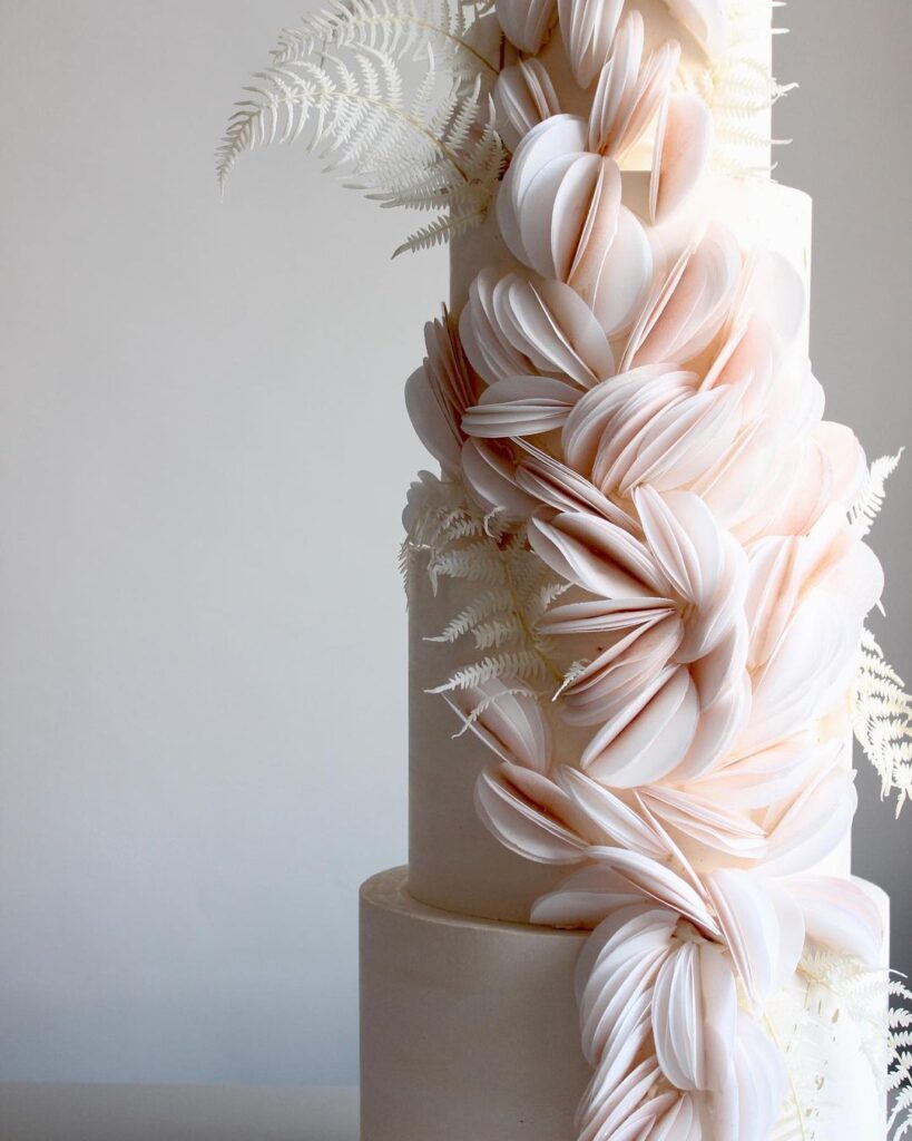 Большой свадебный торт в нежных тонах Большой свадебный торт в нежных тонах