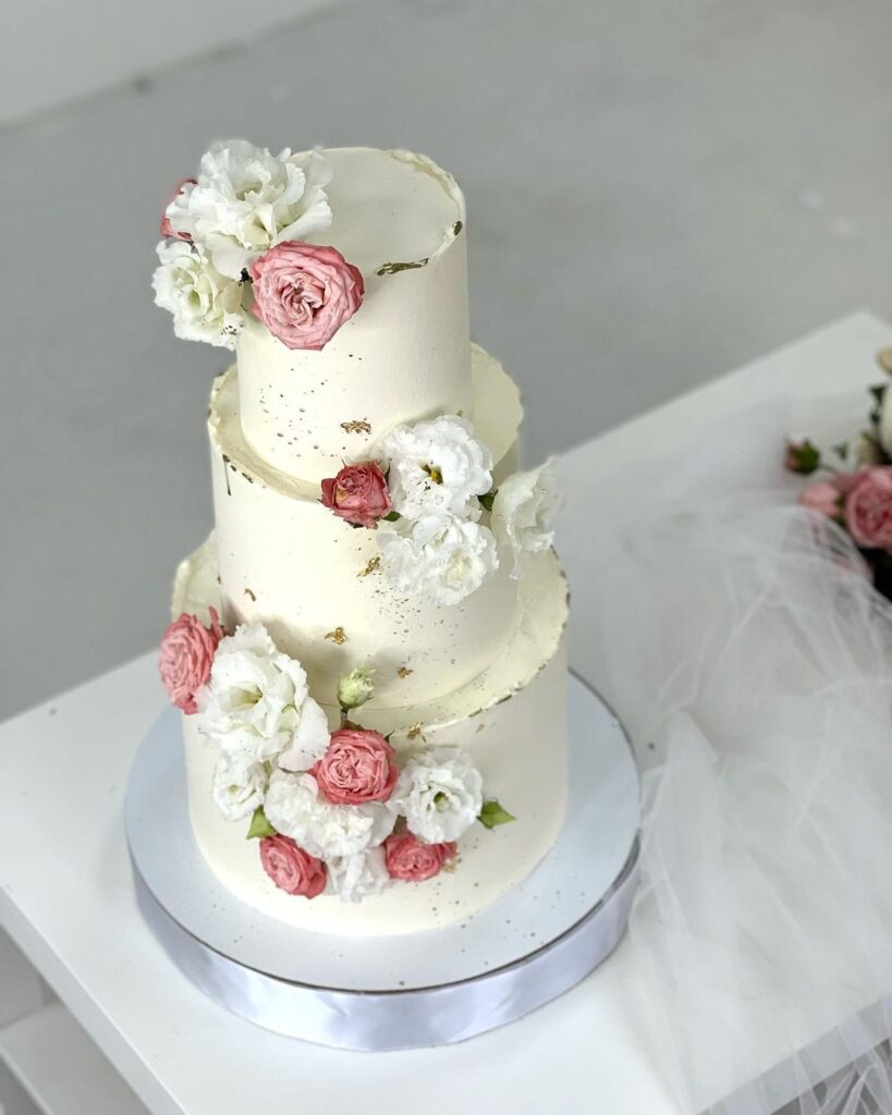 Триярусний торт з квітами Трехъярусный торт с цветами