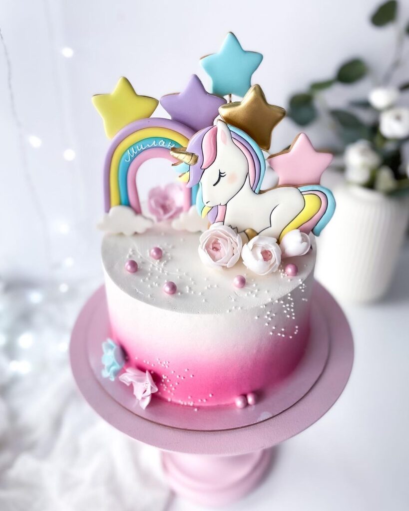 Торт с имбирным пряником в виде Единорога Торт с имбирным пряником в виде Единорога