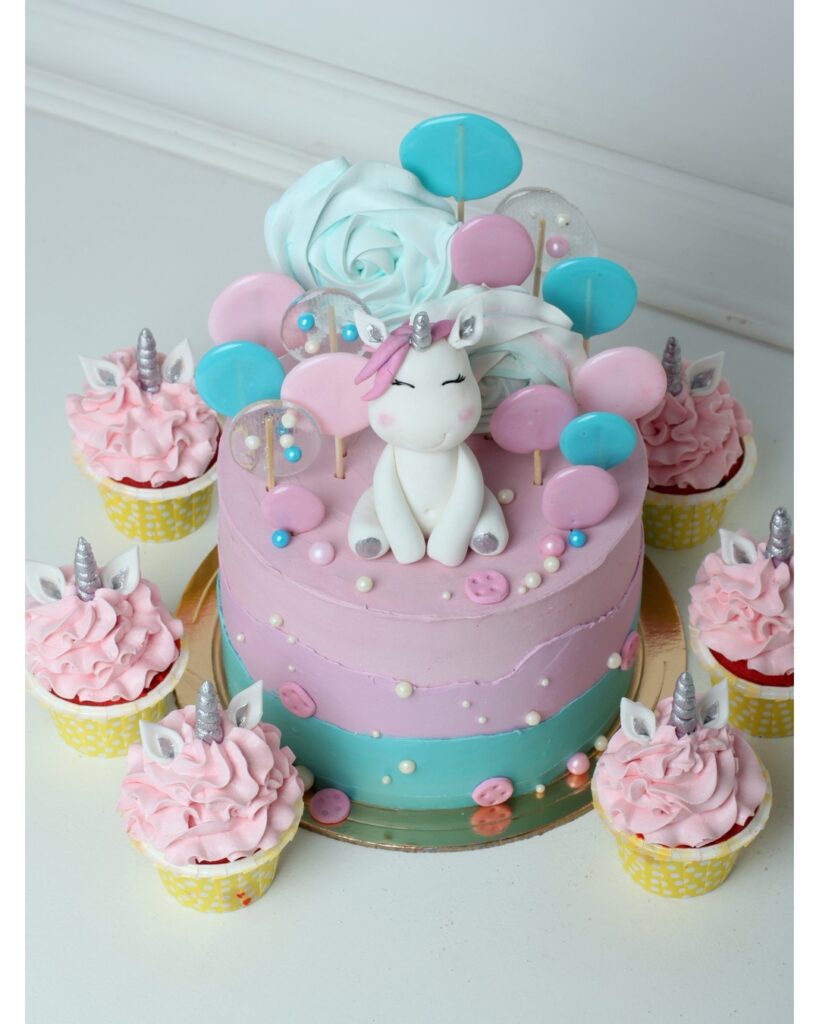 Торт "Єдиноріг" з капкейками Торт "Единорог" с капкейками