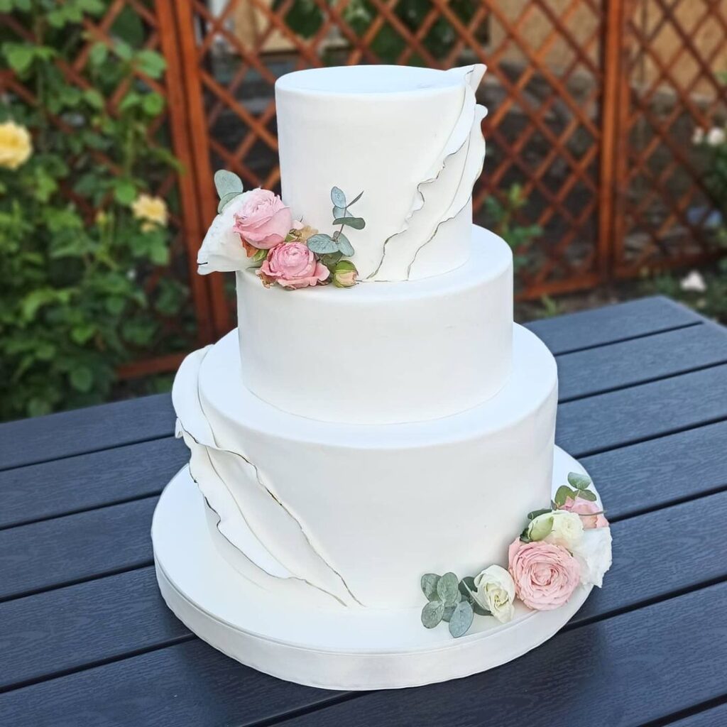 Триярусний білий весільний торт Трехъярусный белый свадебный торт