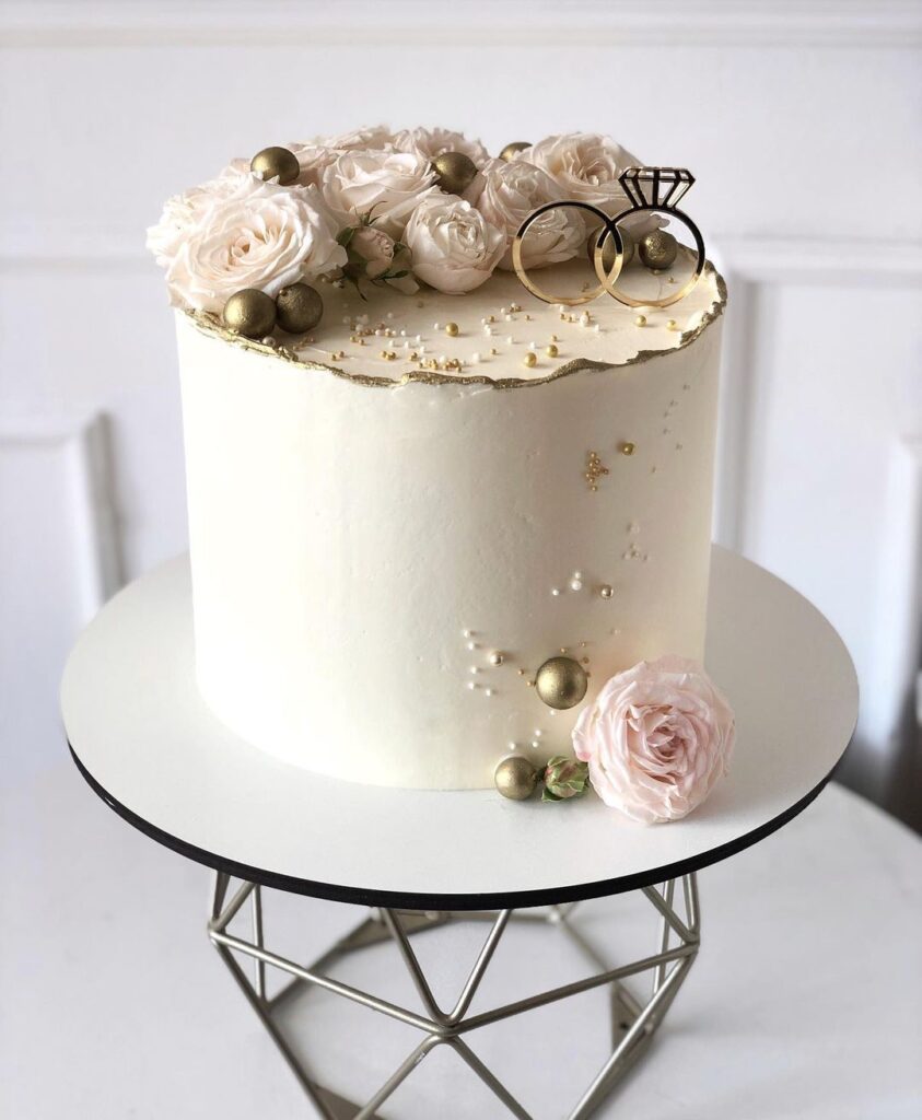 Торт с топпером в виде обручальных колец Торт с топпером в виде обручальных колец