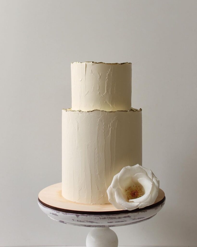 Двухъярусный свадебный торт покрытый кремом