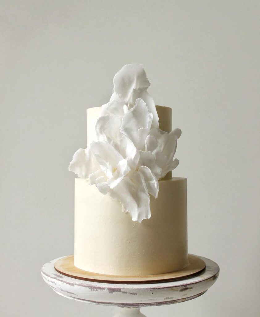 Свадебный торт с оригинальным украшением Свадебный торт с оригинальным украшением