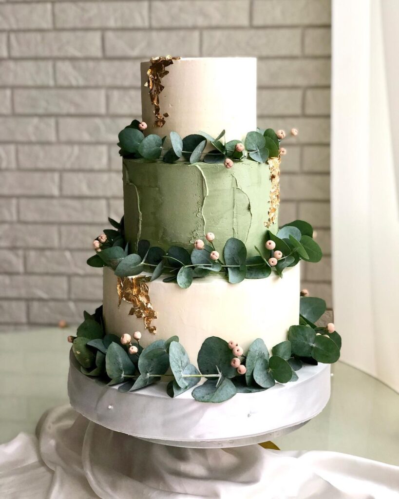 Весільний торт прикрашений зеленим листям Свадебный торт украшенный зелеными листьями