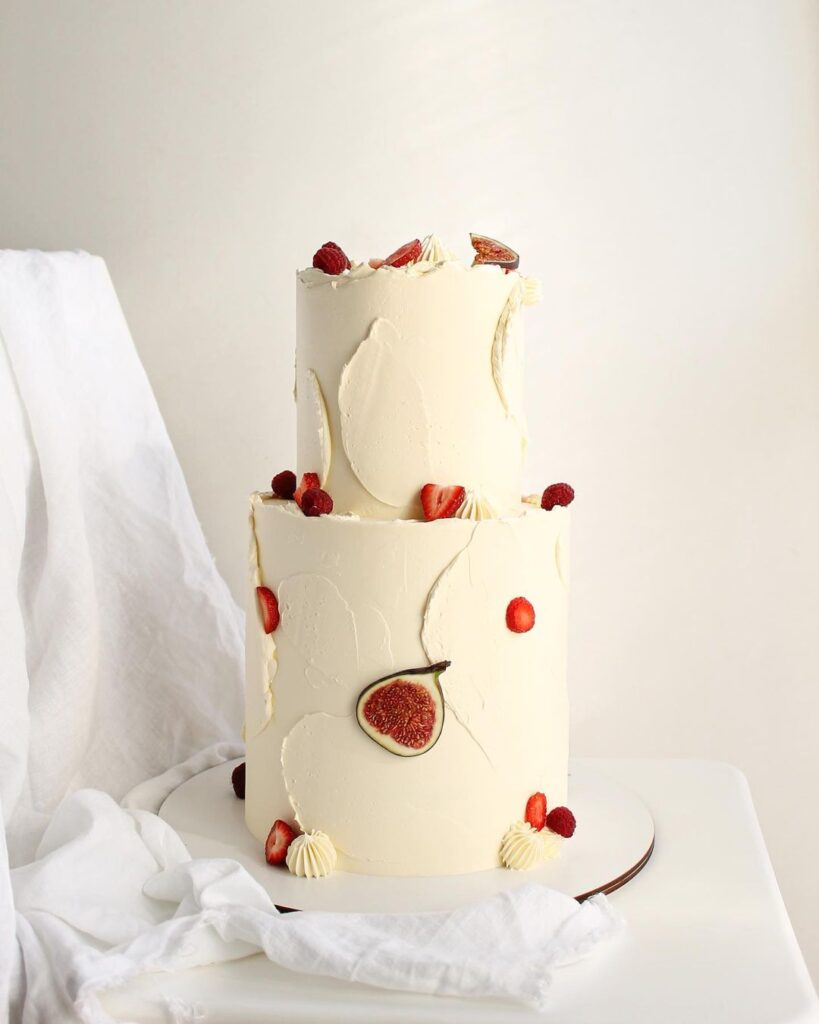 Свадебный торт украшенный ягодами