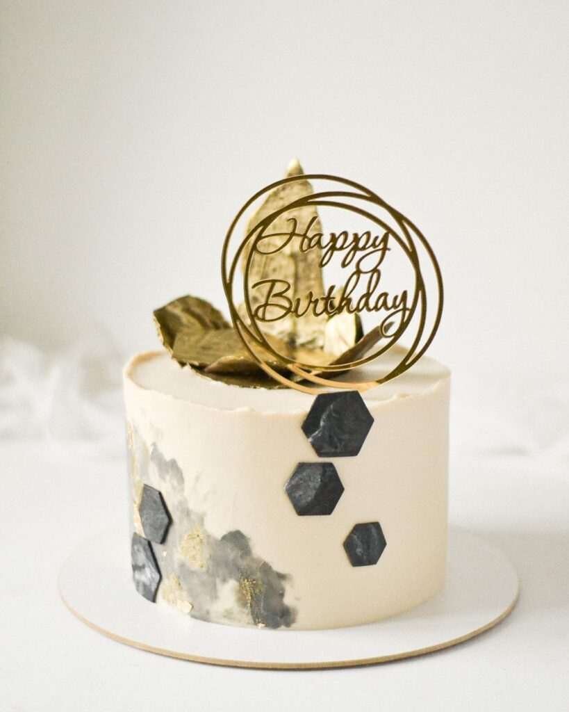 Торт с топпером Happy Birthday