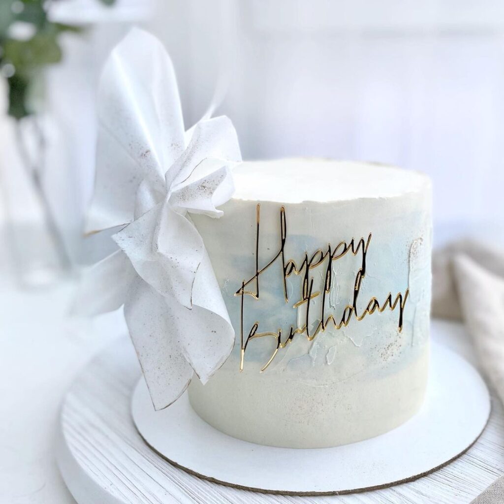 Білий тортик на день народження Белый тортик на день рождения