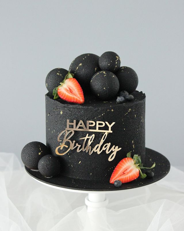 Торт на день народження прикрашений полуницею Торт на день рождения украшенный клубникой