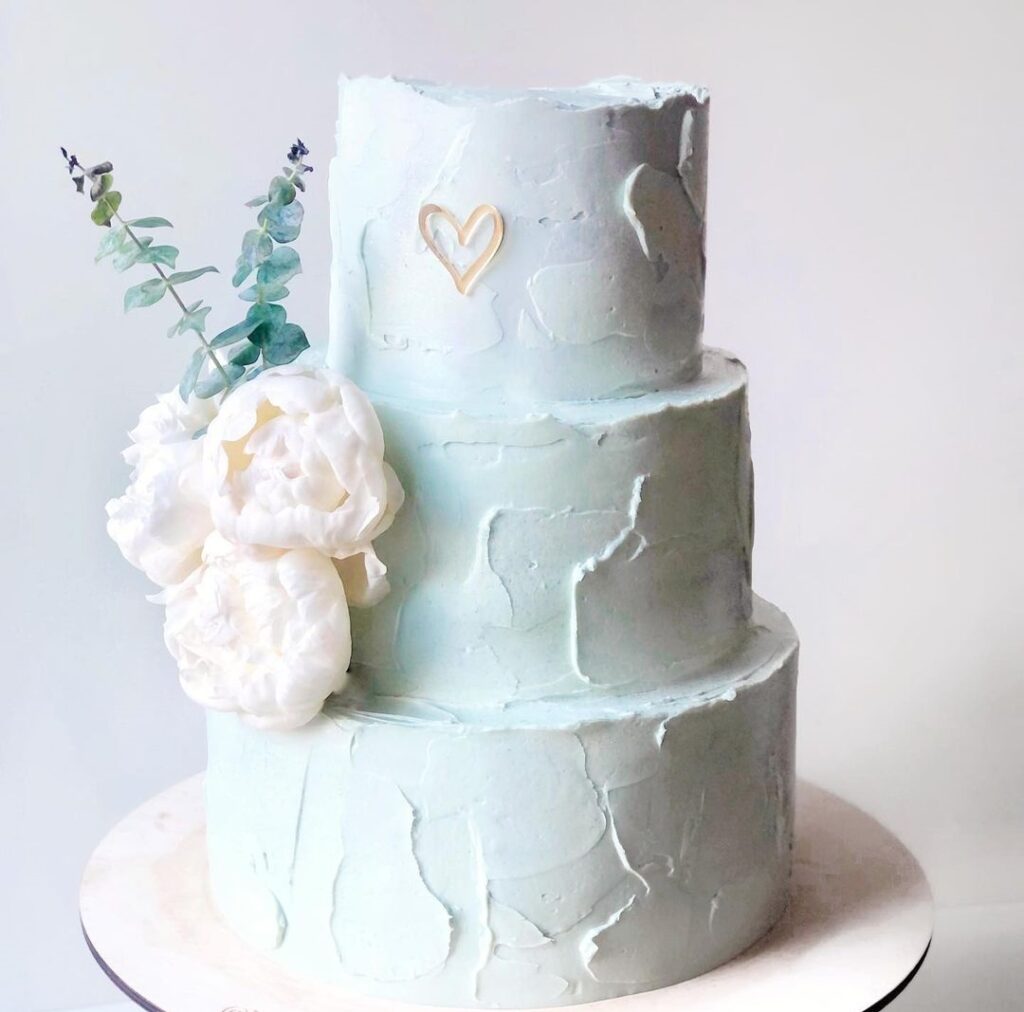 Кремовый свадебный торт трехъярусный