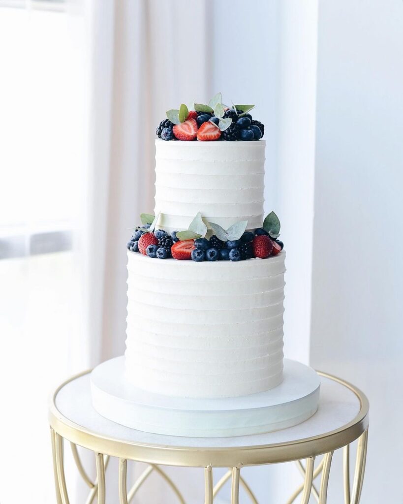 Кремовий весільний торт з ягодами Кремовый свадебный торт с ягодами