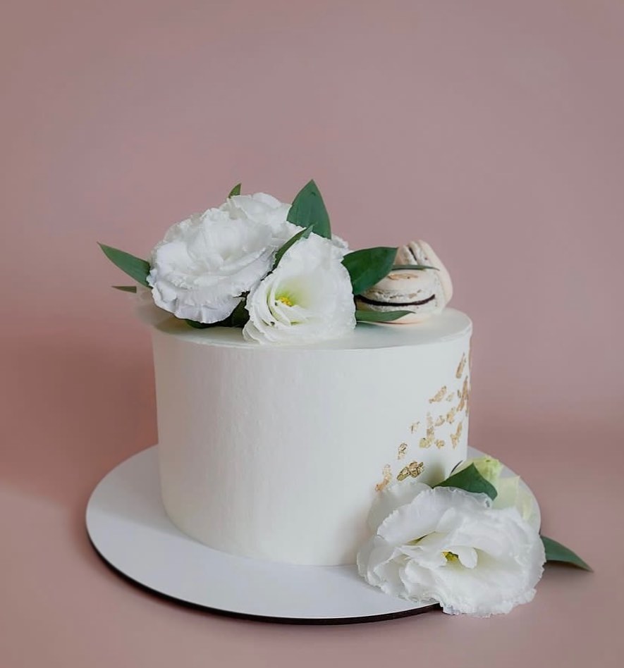 Кремовый свадебный торт с макарунами Кремовый свадебный торт с макарунами