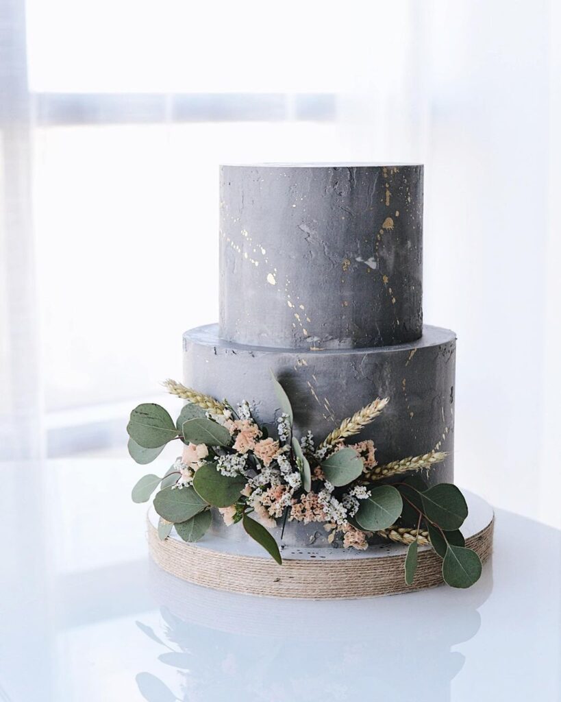 Свадебный торт покрытый серым кремом Свадебный торт покрытый серым кремом