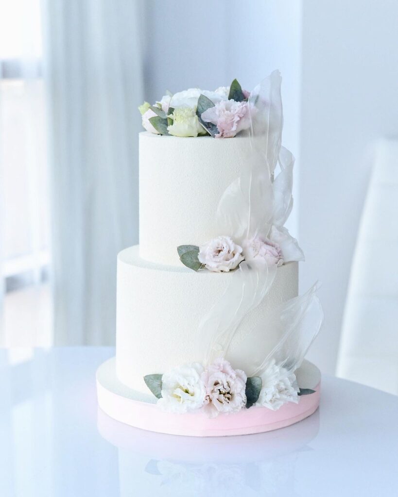 Кремовый двухъярусный торт на свадьбу Кремовый двухъярусный торт на свадьбу