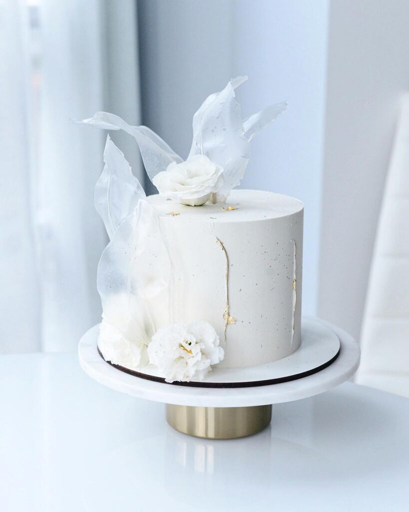 Кремовый одноярусный торт на свадьбу Кремовый одноярусный торт на свадьбу