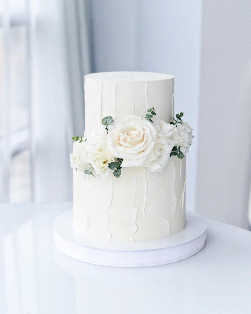 Кремовый свадебный торт украшенный цветком Кремовый свадебный торт украшенный цветком