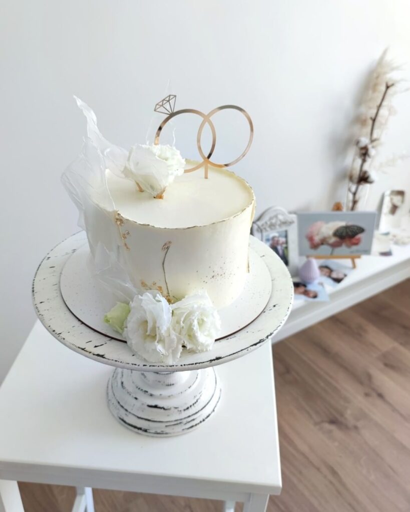Кремовый свадебный торт с топпером колец