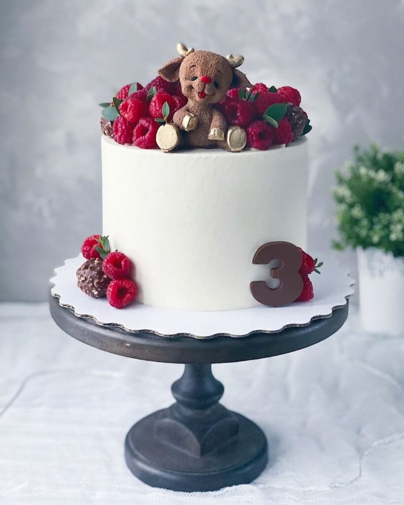 Торт на 3 года девочке с малиной Торт на 3 года девочке с малиной