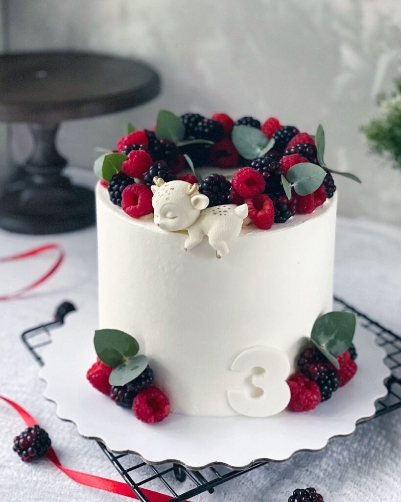Білий торт на 3 роки дівчинці Белый торт на 3 года девочке