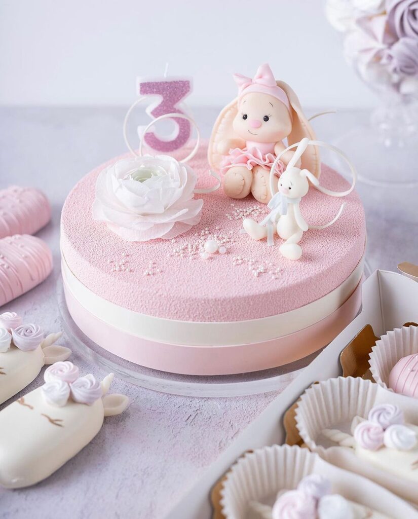 Розовый торт на 3 года для девочки