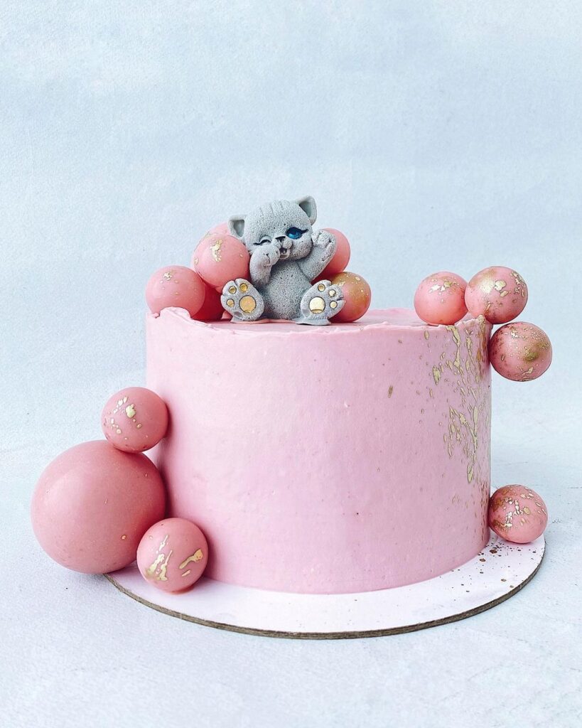 Розовый торт для девочки с кошечкой