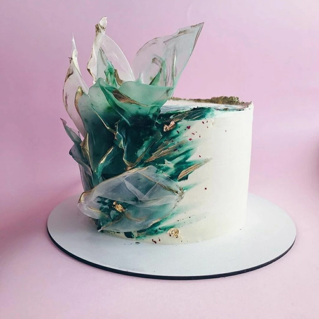 Торт для жінки з незвичайною прикрасою Торт для женщины с необычным украшением