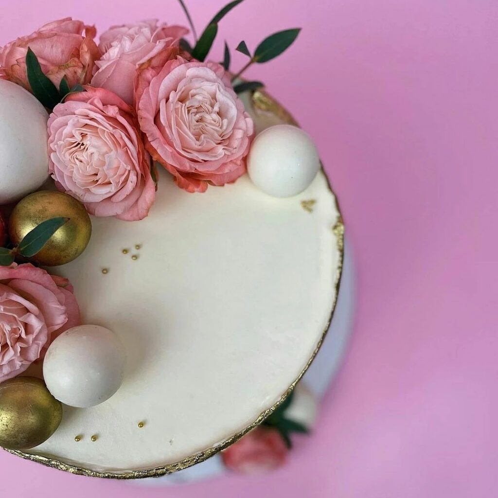 Торт прикрашений живими трояндами Торт украшенный живыми розами