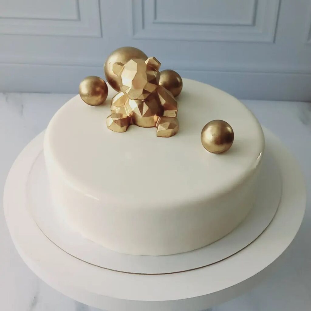 Торт для женщины с фигуркой мишки Торт для женщины с фигуркой мишки