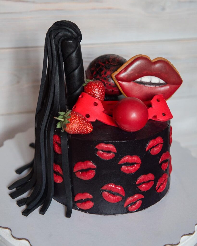 Эротический торт с плеткой Эротический торт с плеткой