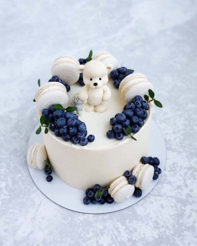 Торт прикрашений макарунами та голубиною Торт украшенный макарунами и голубикой