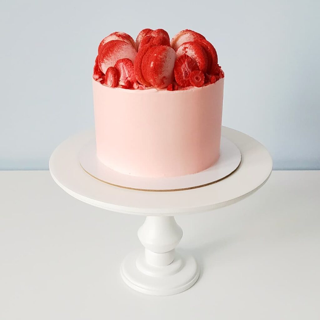 Торт прикрашений макарунами та полуницею Торт украшенный макарунами и клубникой