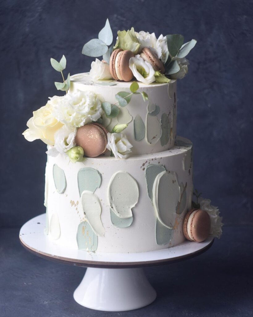 Двухъярусный торт украшенный макарунами Двухъярусный торт украшенный макарунами