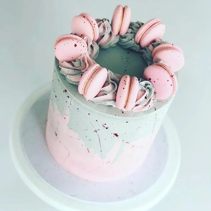 Торт прикрашений рожевими макарунами Торт украшенный розовыми макарунами